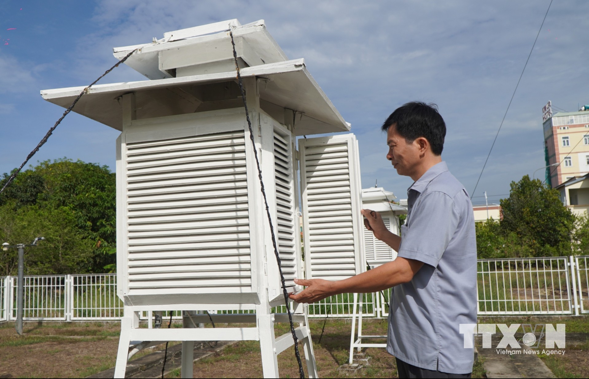 Cán bộ Đài khí tượng thủy văn tỉnh Đồng Tháp kiểm tra thiết bị đo nhiệt độ và độ ẩm được đặt trong lều khí tượng. (Ảnh: Nhựt An/TTXVN)